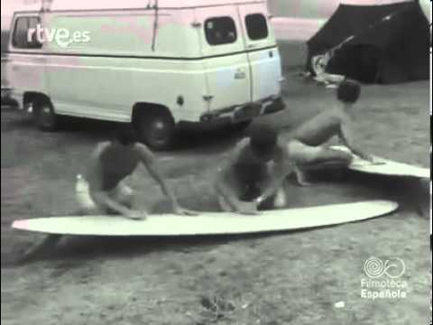 Surfers dando parafina a sus tablas