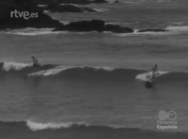Surfers en la playa del Anguileiro