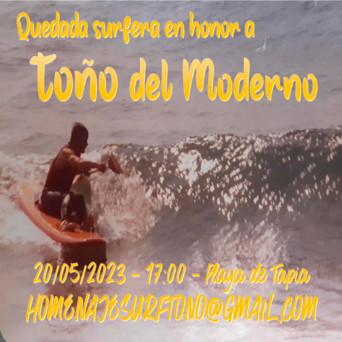 Toño del Moderno cabalgando sobre las olas